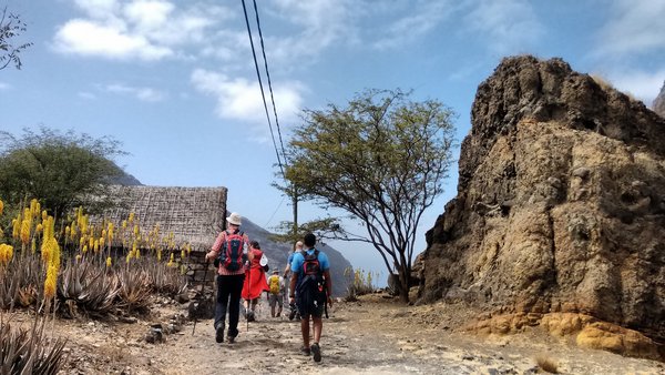 Die Reisegruppe wandert durch die steinige Landschaft von Santo Antao