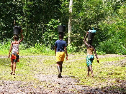 Kinder laufen über ein Feld auf Sao Tomé