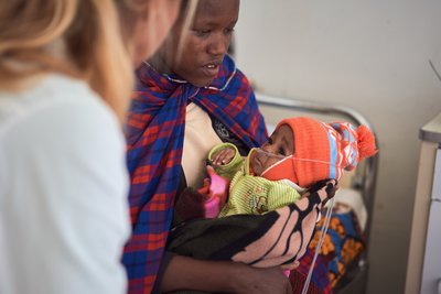 Ein kleiner Patient mit seiner Mutter findet Unterbringung in der Mutter-Kind-Einheit des Africa Amini Alama-Projekts in Tansania.