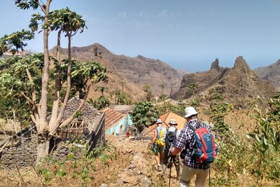 Die Reisegruppe wandert durch die steinige und bergige Natur auf Santiago