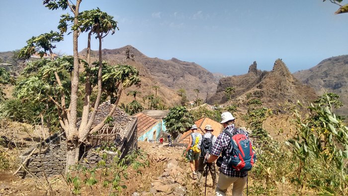 Die Reisegruppe wandert durch die steinige und bergige Natur auf Santiago