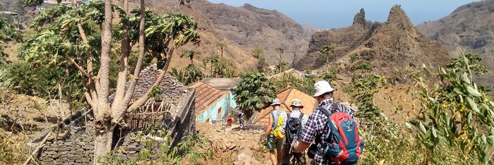 Die Reisegruppe wandert durch die steinige und bergige Natur auf Santiago