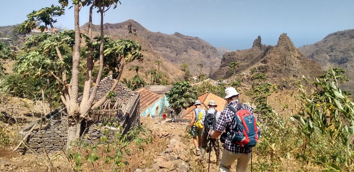 Die Reisegruppe wandert durch die steinige und bergige Natur auf Santiago