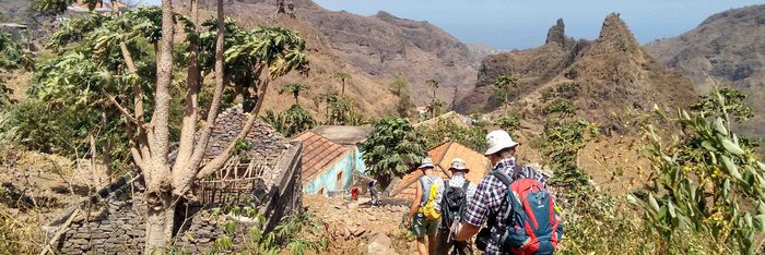 Serra Salagueta auf Santiago Die Reisegruppe wandert durch die steinige und bergige Natur auf Santiago