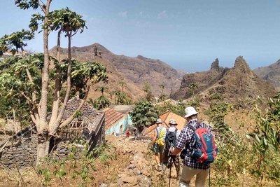 Serra Salagueta auf Santiago Die Reisegruppe wandert durch die steinige und bergige Natur auf Santiago
