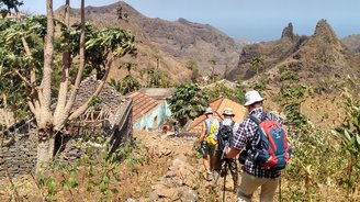 Die Reisegruppe wandert durch die steinige und bergige Natur auf Santiago