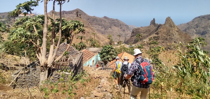 Die Reisegruppe wandert durch die steinige und bergige Natur auf Santiago