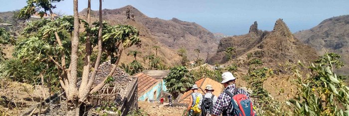 Die Reisegruppe wandert durch die steinige und bergige Natur auf Santiago