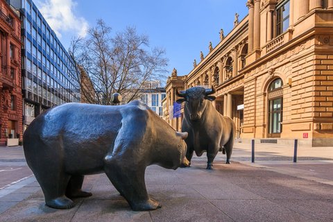 Statuen von Bulle und Bär vor der Frankfurter Börse