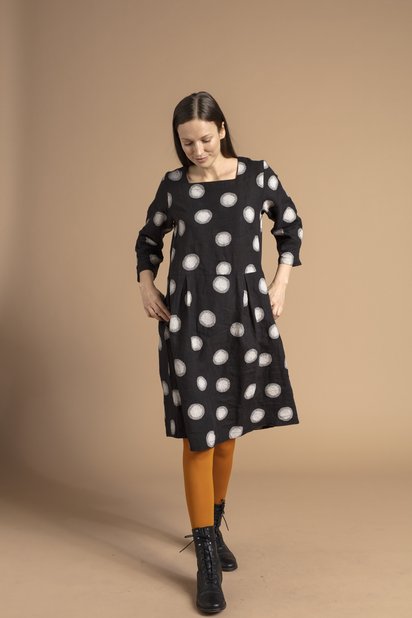 Nachhaltige Mode der Marke Gudrun Sjöden Eine Frau präsentiert ein Kleid der nachhaltigen Modemarke Gudrun Sjöden