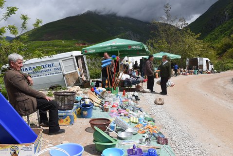 Marktszene im Shebenik Nationalpark, Albanien mit Verkaufsststand von Alltagsgegenständen