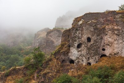 Höhlen, die in Felsen geschlagen wurden