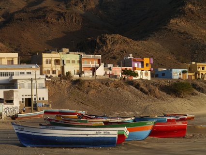 Boote liegen am Strand der Kapverden mit Blick auf die Häuser im Hintergrund