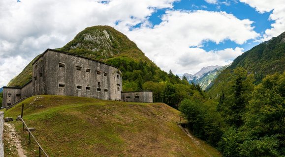 Ausblick auf die Festung Flitscher Klause mit Blick auf das Gebirge 