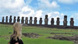 Unsere Reisegestalterin Alissa in Chile Alissa steht vor den Steinskulpturen bei Ahu Tongariki in Chile.