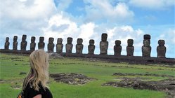 Alissa steht vor den Steinskulpturen bei Ahu Tongariki in Chile.