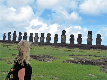 Ahu Tongariki, Zeremonialstätte auf der Osterinsel Unsere Kollegin Alissa blickt auf eine Reihe von Steinskulpturen auf der Osterinsel