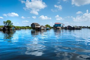 Dorf mit Häusern auf Stelzen inmitten vom Wasser