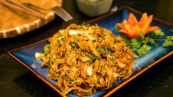 Ein Teller mit asiatischem Essen