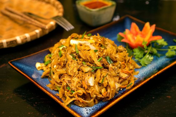 Ein Teller mit asiatischem Essen