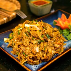 Ein Teller mit asiatischem Essen