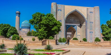 Vorplatz und Eingang der Bibi-Khanum-Moschee