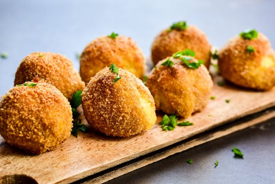 Vegane Arancini mit cremiger Pilzfüllung Runde frittierte Reisebällchen aus Sizilien