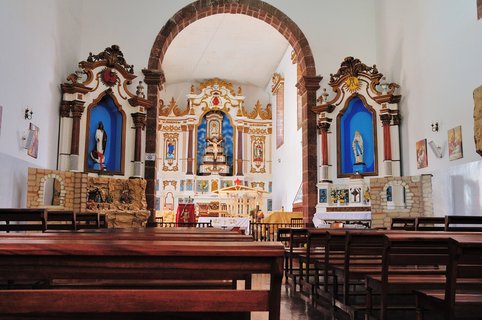 Der Innenraum einer katholischen Kirche auf den Kapverden