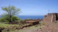 Das UNESCO-Welterbe Cidade Velha gehört zu den Sehenswürdigkeiten der Kapverden. Auf dem Foto ist die alte Festungsanlage zu sehen, dahinter erstreckt sich blauer Ozean.