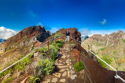 Besteigung des Pico do Arieiro auf Madeira Ein Mann posiert auf dem Gipfel des Pico do Arieiro
