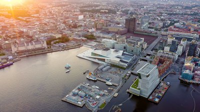 Vor der Küste Oslos ragt das architektonisch spannende Opernhaus aus dem Fjord.