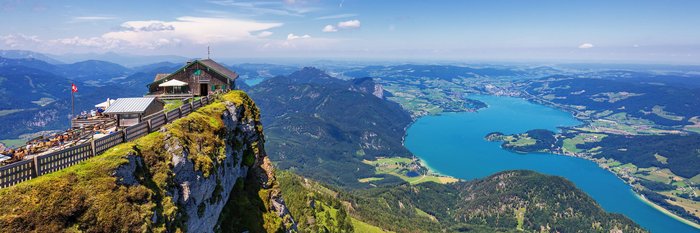 Panoramablick vom Schafberg im Salzkammergut auf den Mondsee und die umliegende Berglandschaft bei Sankt Wolfgang.