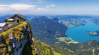Panoramablick vom Schafberg im Salzkammergut auf den Mondsee und die umliegende Berglandschaft bei Sankt Wolfgang.