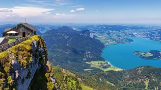 Panoramablick vom Schafberg im Salzkammergut auf den Mondsee und die umliegende Berglandschaft bei Sankt Wolfgang.