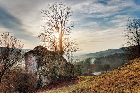 Von Herbstlaub bedeckte Landschaft in der fränkischen Schweiz