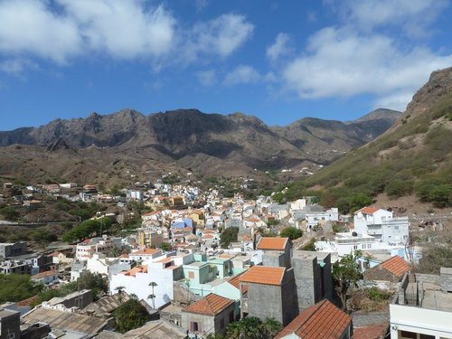 Blick auf die kleine Stadt Ribeira Brava auf Sao Nicolau