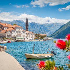 Blick auf das Küstenstädtchen Perast in der Bucht von Kotor in Montenegro.