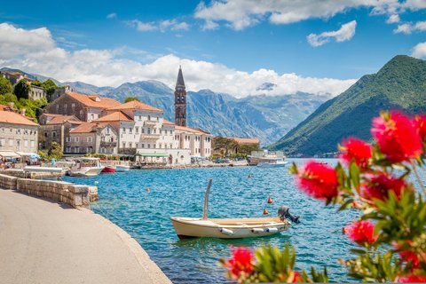 Blick auf das Küstenstädtchen Perast in der Bucht von Kotor in Montenegro.