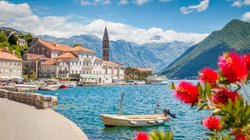 Aus dem Bilderbuch: Perast in der Bucht von Kotor in Montenegro Blick auf das Küstenstädtchen Perast in der Bucht von Kotor in Montenegro.