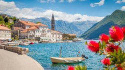 Blick auf das Küstenstädtchen Perast in der Bucht von Kotor in Montenegro.