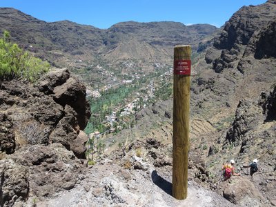 Beginn eines Wanderweges bergab auf La Gomera