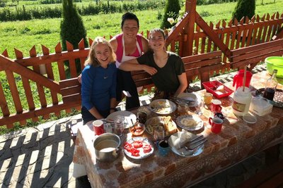 Reisegruppe an einem gedeckten Tisch beim gemeinsamen Abendessen in Montenegro.