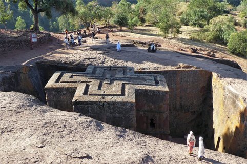 Sicht von oben auf eine Felsenkirche in Lalibela in Äthiopien.