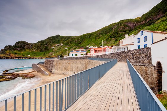 Ein Steg führt über den Strand von Santa Maria, Azoren