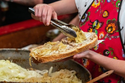 Ein Teller mit traditionellem polnischem Brot, bestrichen mit Schmalz und belegt mit gebratenen Zwiebeln, als Beispiel für die regionale Küche Polens.