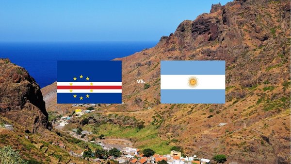 Auf dem Bild sind die Flaggen der Kapverden und von Argentinien abgebildet. Im Hintergrund ist eine bergige Landschaft der Kapverden direkt am Meer abgebildet.