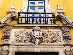 Der Haupteingang vom Museu Nacional de Arte Antiga in Lissabon Ein aufwendig verzierter Haupteingang eines Museums