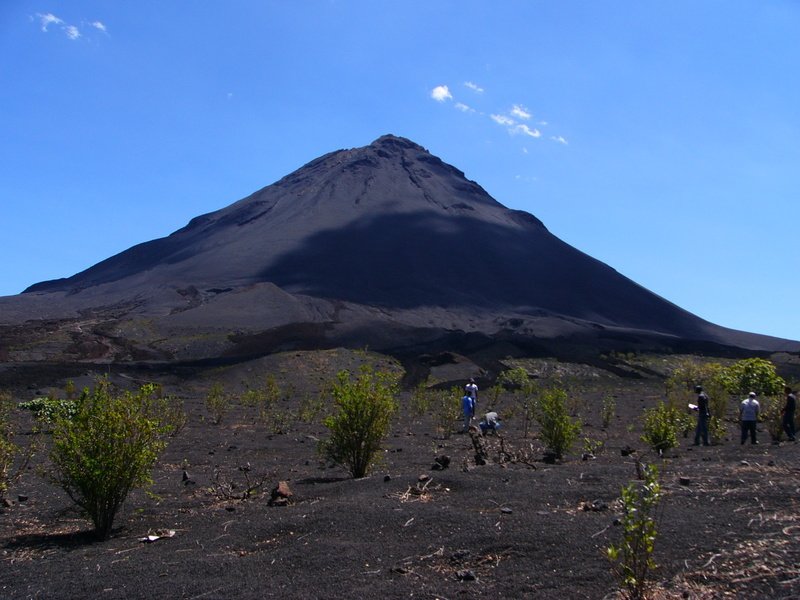 Blick über eine Landschaft auf einen Vulkan