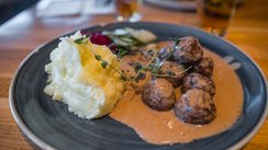 Schwedische Fleischbällchen in einer Sahnesauce mit Kartoffelpüree auf einem Teller