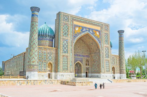 bunte Moschee mit zwei Türmen und großen Torbogen